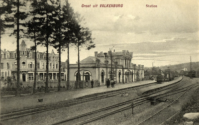 165007 Gezicht op de perronzijde van het S.S.-station Valkenburg te Valkenburg.