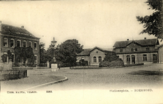 164969 Gezicht op het Stationsplein te Roermond, met links het Hotel de la Station en rechts het S.S.-station Roermond.