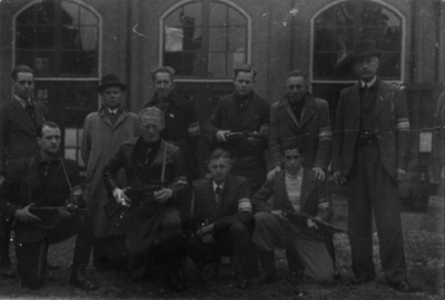 124870 Afbeelding van de bevrijding van Utrecht. Groepsportret van leden van de B.S. (Binnenlandse Strijdkrachten), ...