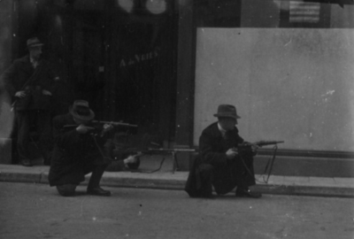 124871 Afbeelding van de bevrijding van Utrecht. Enkele leden van de B.S. (Binnenlandse Strijdkrachten), in actie in, ...