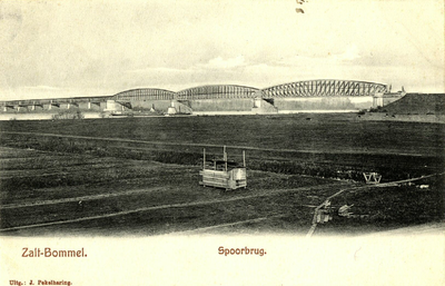 165027 Gezicht op de spoorbrug over de Waal bij Zaltbommel.