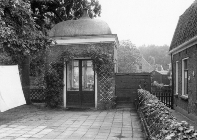 92988 Gezicht op de theekoepel in de tuin van het huis Dorpsstraat 62 te Loenen (gemeente Loenen aan de Vecht).