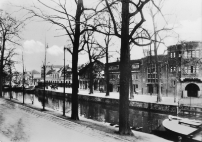 124893 Gezicht op de Nieuwekade te Utrecht, uit het westen, met op de voorgrond de Stadsbuitengracht. Rechts het ...