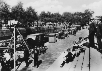 124895 Gezicht op het wegen van de aangevoerde kazen op de kaasmarkt op het Paardenveld te Utrecht; links de ...