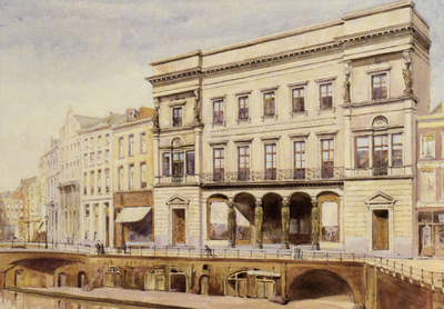 124897 Afbeelding van de voorgevels van de huizen aan de noordzijde van de Oudegracht te Utrecht, tussen de Bezembrug ...