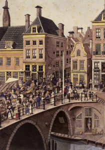 124898 Gezicht op de Bakkerbrug en de huizen aan de Oudegracht te Utrecht aan weerszijden van de Bakkerstraat tijdens ...