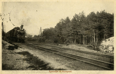 165071 Gezicht op de spoorlijn bij Nunspeet, met een trein getrokken door een stoomlocomotief uit de serie 90-91 van de ...