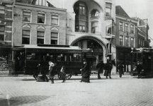 165073 Afbeelding van een paardentram Utrecht-Zeist van de N.C.S. (rijtuig nr. 21) op de Voorstraat te Utrecht, met ...