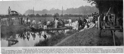127846 Afbeelding van het overzetten van een kanon over het Zwarte Water langs de Blauwkapelseweg te Maartensdijk ...
