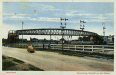 165137 Gezicht op de voetgangersbrug over het emplacement langs het Smallepad te Amersfoort, met op de achtergrond het ...