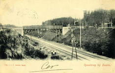 165155 Gezicht op het viaduct in de Amsterdamsestraatweg te Baarn over de spoorlijn richting Hilversum.