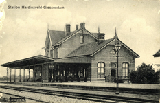 165195 Gezicht op het H.S.M.-station Hardinxveld-Giessendam tussen Hardinxveld en Giessendam.