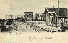 165197 Gezicht op het H.S.M.-station Hattem te Hattem, met rechts op de voorgrond wachterswoning nr. 16.