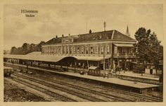 165212 Gezicht op de perronzijde van het H.S.M.-station Hillversum te Hilversum.