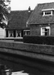 93115 Gezicht over de sluiskom van de Mijndensesluis op de voorgevel (ged.) van het zomerhuis van de Ridderhofstad ...
