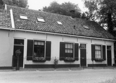 93200 Gezicht op de voorgevel van het huis Oud Over 55 te Loenen (gemeente Loenen aan de Vecht).