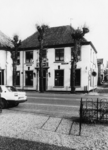 93242 Gezicht op de voor- en rechtergevel van het restaurant 't Koetshuis (Rijksstraatweg 106) te Loenen (gemeente ...