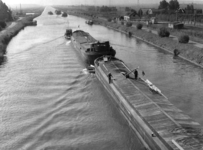 93307 Gezicht op het Amsterdam-Rijnkanaal met schepen te Loenersloot (gemeente Loenen aan de Vecht) vanaf de ...