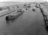 93308 Gezicht op het Amsterdam-Rijnkanaal met schepen te Loenersloot (gemeente Loenen aan de Vecht) vanaf de ...