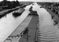 93309 Gezicht op het Amsterdam-Rijnkanaal met schepen te Loenersloot (gemeente Loenen aan de Vecht) vanaf de ...