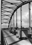93311 Gezicht op de Loenerslootbrug met enkele vrachtwagens te Loenersloot (gemeente Loenen aan de Vecht).