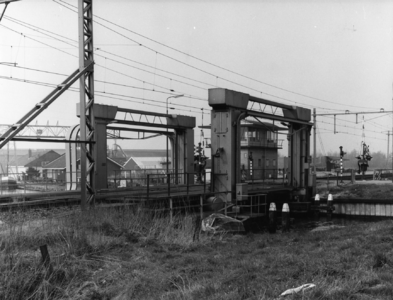 93463 Gezicht op de hefbrug over de Angstel in de spoorlijn Utrecht-Amsterdam bij de Westkanaaldijk te Nieuwersluis ...