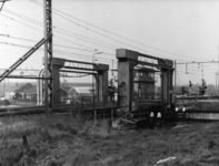 93463 Gezicht op de hefbrug over de Angstel in de spoorlijn Utrecht-Amsterdam bij de Westkanaaldijk te Nieuwersluis ...