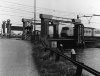 93464 Gezicht op de hefbruggen over de Angstel in de spoorlijn Utrecht-Amsterdam en in de Westkanaaldijk te ...