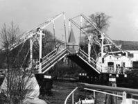93474 Gezicht op de klapbrug (Van Leerbrug) over de Vecht te Vreeland (gemeente Loenen aan de Vecht) uit het zuidwesten.