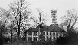 118425 Gezicht op het gebouw van het Koninklijk Nederlands Meteorologisch Instituut te De Bilt met de observatietoren.