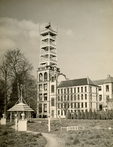 118423 Gezicht op het gebouw van het Koninklijk Nederlands Meteorologisch Instituut te De Bilt met de observatietoren.