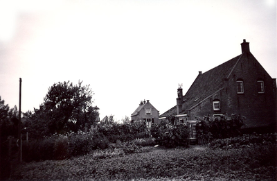 118434 Gezicht op het woonhuis en tuin van de families v.d. Bos en De Bie bij de Geinbrug over de Doorslag te Jutphaas; ...