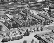 93557 Luchtfoto van het complex van Machinefabriek Frans Smulders (Croeselaan 20) te Utrecht.