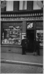 125040 Gezicht op de voorgevel van de Sigarenwinkel Blauwkapelseweg 3 te Utrecht; rechts de eigenaar D. Smaling (geb. ...