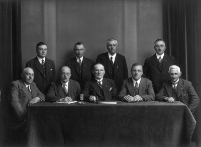 93558 Portret van het bestuur van het Utrechtse Maatschappijziekenfonds Voorzorg Hulp bij Ziekten met geheel links de ...