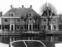 93562 Gezicht over de Vecht op de voorgevels van de huizen Voorstraat 6-4 te Vreeland (gemeente Loenen aan de Vecht).
