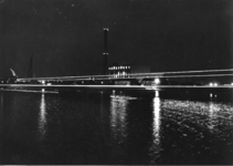 128165 Gezicht over het Amsterdam-Rijnkanaal te Utrecht, bij avond, met op de achtergrond de electrische centrale van ...