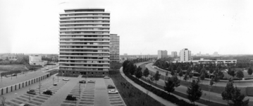 129038 Gezicht op een flatgebouw aan de Aziëlaan te Utrecht, met rechts de Beneluxlaan en links op de achtergrond het ...
