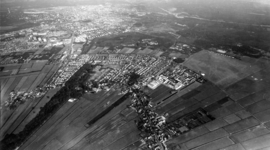 93599 Luchtfoto van Nieuw-Loosdrecht (gemeente Loosdrecht) uit het zuidwesten; met op de achtergrond Hilversum.N.B. De ...
