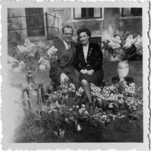 125052 Portret van Gerrit Driessen (huisarts) en Loek de Groot Rodriguez (celliste Concertgebouworkest, onderduikster ...