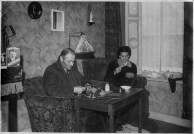 128179 Interieur van de woning van mw. W.Th (Louise) Michels-Driessen (conciërge Bureau R.K. Parochiaal Armbestuur, ...