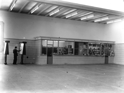 166004 Interieur van het N.S.-station Vlissingen te Vlissingen: hal, met enkele kiosken.