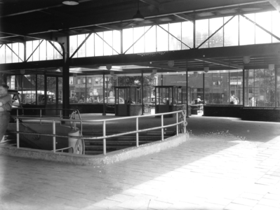 166005 Gezicht op de uitgang en de toegang tot de perrontunnel van het N.S.-station Tilburg te Tilburg.