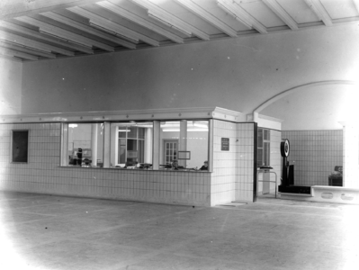166008 Interieur van het N.S.-station Vlissingen te Vlissingen: hal, met de loketten en rechts de bagagebalie.