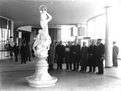 166009 Afbeelding van de overdracht van het door Charles Eijck vervaardigde beeld dat door de personeelsraad van de ...