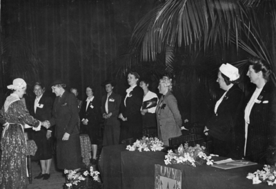 100017 Afbeelding van het aanbieden van geschenken aan Lady Stella Reading (presidente van de Women’s Voluntary ...