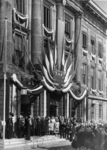 100056 Afbeelding van de herdenking van het 1900-jarig bestaan van de stad utrecht op het bordes van het Stadhuis ...