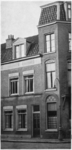 118755 Gezicht op de voorgevel van het huis Adriaanstraat 50 te Utrecht.