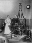118771 Afbeelding van een patiënt zittend in een toestel in het medico-mechanisch Zander instituut (Nieuwegracht 64) te ...