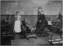 118772 Interieur van het medico-mechanisch Zander instituut (Nieuwegracht 64) te Utrecht: oefenzaal met toestellen.